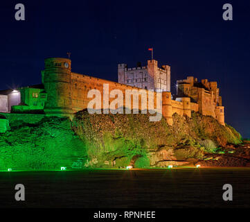 Bamburgh Castle bei Nacht, Bamburgh, Northumberland, England, Vereinigtes Königreich Stockfoto