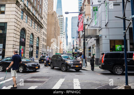 New York City, USA - 27. Juli 2018: die Straße mit Verkehr und die Leute um in Manhattan in New York City, USA Stockfoto