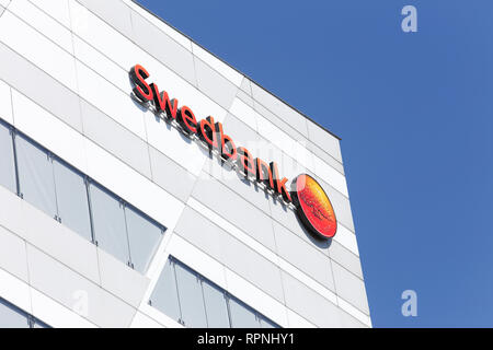 Sundbyberg, Schweden - 9. Mai 2016: Detail der Swedbank head Office mit Ihrem Logo. Stockfoto