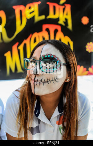 Die öffentliche High School Kursteilnehmer feierten ein Fest der Catrinas und der Tag der Toten Altäre heute Morgen. Catrinas, Charros Mexicanos. Stockfoto