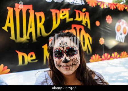 Die öffentliche High School Kursteilnehmer feierten ein Fest der Catrinas und der Tag der Toten Altäre heute Morgen. Catrinas, Charros Mexicanos. Stockfoto