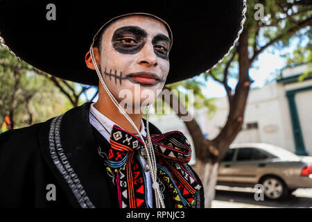 CHARRO. Studenten feierten ein Fest der Catrinas und der Tag der Toten Altäre heute Morgen. Catrinas, Charros Mexicanos. Stockfoto