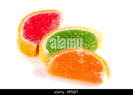 Bunte Gelees wie Zitrone und Orange auf weißem Hintergrund Stockfoto