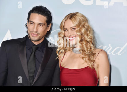 LOS ANGELES, Ca - 21. Februar: Benjamin Larretche (L) und Petra Nemcova kommen an der Hollywood für Wissenschaft Gala an Private Residenz am 21. Februar Stockfoto