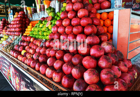 Fruchtsaft Abschaltdruck am Djemaa El-Fná Square Stockfoto