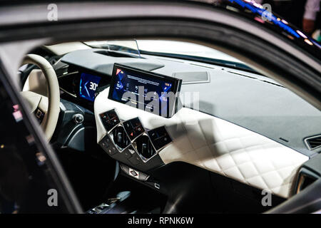 PARIS, Frankreich - Okt 4, 2018: Weißes Leder Luxus Interieur des neuen französischen Citroen DS 3 Gekreuzte Ausfallschritte e-Angespannt Elektroauto Ausstellung Mondial Paris Motor Show Kunden es bewundern Stockfoto