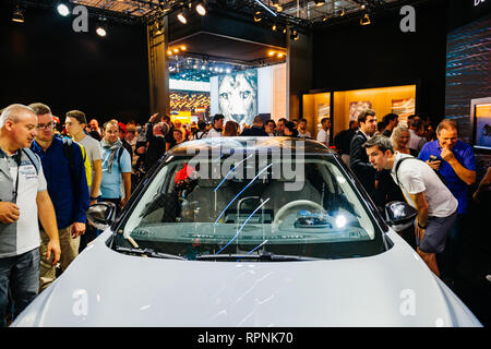 PARIS, Frankreich - Okt 4, 2018: Kunden neugierige Menschen bewundern neues Konzept Französisch Citroen DS 3 Gekreuzte Ausfallschritte e-Angespannt Elektroauto Ausstellung Mondial Paris Motor Show Stockfoto