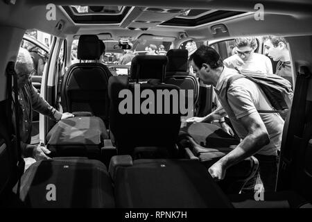 PARIS, Frankreich - Okt 4, 2018: Kunden neugierige Menschen bewundern Sie die Innen- und Sitz-Konfiguration Der neue Citroen Berlingo utility van auf internationaler Auto Ausstellung Mondial Paris Motor Show - Schwarz und Weiß Stockfoto