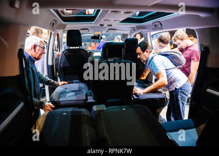 PARIS, Frankreich - Okt 4, 2018: Profis bewundern Sie die Innen- und Sitz-Konfiguration Der neue Citroen Berlingo utility van auf internationaler Auto Ausstellung Mondial Paris Motor Show Stockfoto