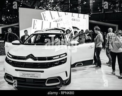 PARIS, Frankreich - Okt 4, 2018: Kunden neugierige Menschen bewundern neue Luxus Citroen C5 Aircross SUV auf internationaler Auto Ausstellung Mondial Paris Motor Show Schwarz und Weiß Stockfoto