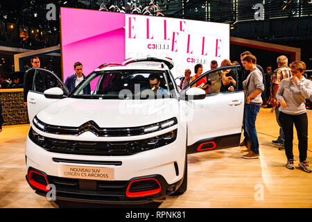 PARIS, Frankreich - Okt 4, 2018: Kunden neugierige Menschen bewundern neue Luxus Citroen C5 Aircross SUV auf internationaler Auto Ausstellung Mondial Paris Motor Show, Stockfoto