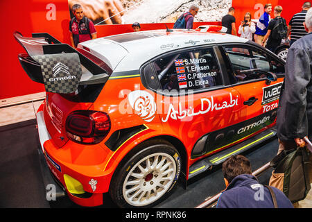 PARIS, Frankreich - Okt 4, 2018: Erwachsene Kunden neugierige Menschen bewundern die neuen Sport Rallye Citroen C2 WRC auf internationaler Auto Ausstellung Mondial Paris Motor Show, Stockfoto