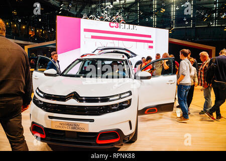 PARIS, Frankreich - Okt 4, 2018: Kunden neugierige Menschen bewundern neue Luxus Citroen C5 Aircross SUV auf internationaler Auto Ausstellung Mondial Paris Motor Show, Stockfoto