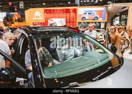 PARIS, Frankreich - Okt 4, 2018: Kunden neugierig Personen innen Citroen Auto Mit dem Auto Verkäufer über die Optionen des jeweiligen Modells auf internationaler Auto Ausstellung Mondial Paris Motor Show angewiesen wird, Stockfoto