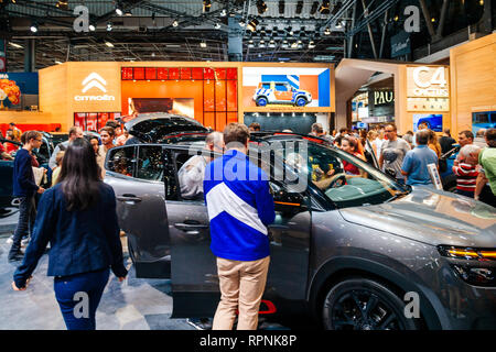 PARIS, Frankreich - Okt 4, 2018: Kunden sprechen mit Verkäufer über Citroen Auto spricht über die Optionen des jeweiligen Modells auf internationaler Auto Ausstellung Mondial Paris Motor Show, Stockfoto