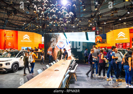 PARIS, Frankreich - Okt 4, 2018: Weitwinkelaufnahme der Kunden neugierige Menschen bewundern neue Luxus autos Citroen Autohersteller stand auf internationalen Autoausstellung Mondial Paris Motor Show, Stockfoto