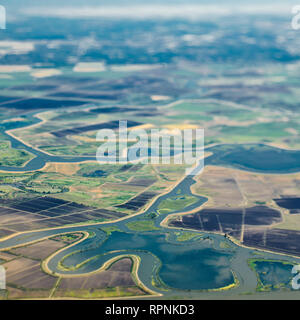 Luftaufnahme eines Flusses durch Ackerland Stockfoto