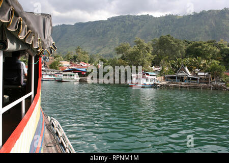 Bootsfahrt nähern, auf der Insel Samosir Lake Toba, Sumatra Stockfoto