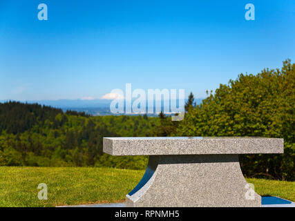 Bank am Berg mit Blick auf Stockfoto