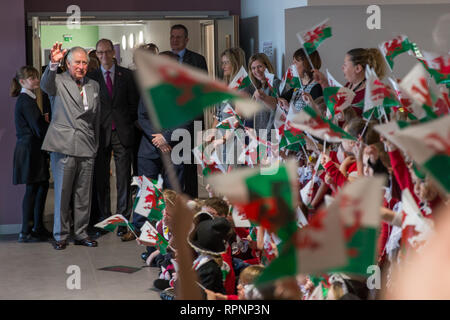 Der Prinz von Wales in seiner Rolle als Präsident des Prinzen's Trust, Wellen Auf Wiedersehen zu Kindern nach einem Besuch Ysgol Cwm Brombil Co-pädagogische Schule in Port Talbot, Wales, die an der Bereitstellung der Stiftung beteiligt ist Achieve Programm. Stockfoto