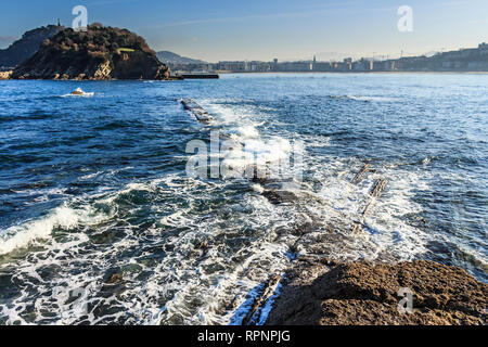 Wellenbrecher Felsen über dem westlichen Ende der Bucht La Concha, San Sebastian, Spanien Stockfoto