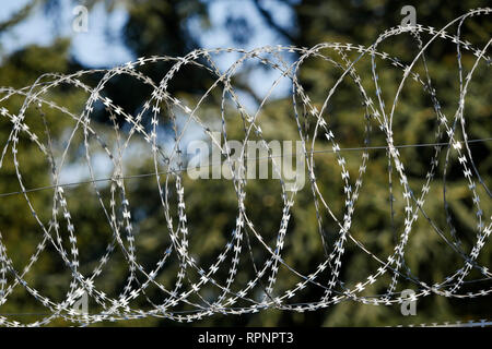 Stacheldraht, CRS 45 Baracken, Chassieu, Frankreich Stockfoto