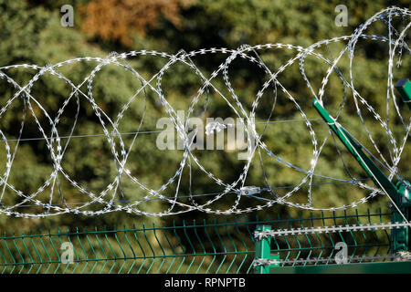 Stacheldraht, CRS 45 Baracken, Chassieu, Frankreich Stockfoto