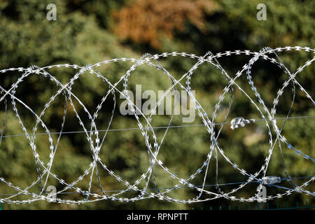 Stacheldraht, CRS 45 Baracken, Chassieu, Frankreich Stockfoto