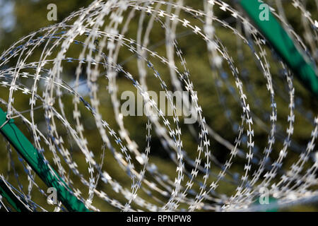 Stacheldraht, CRS 45 Baracken, Chassieu, Frankreich Stockfoto