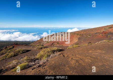 Schöne felsige Vulkanlandschaft im Nationalpark Teide auf Teneriffa, Kanarische Inseln. Stockfoto