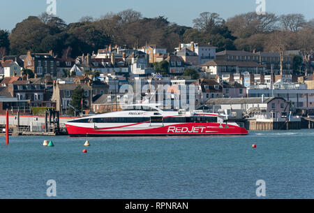 Cowes, Isle of Wight, Großbritannien, Februar 2019. Eine Passagierfähre, RedJet 6 von Southampton am Terminal auf dem Fluss Medina. Stockfoto