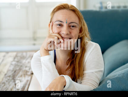 Porträt der schönen kaukasischen Frau mit einem Bindi in der Mitte ihrer Stirn Gefühl glücklich und friedlich mit ihren neuen gesunden und geistlichen Lifestyl Stockfoto