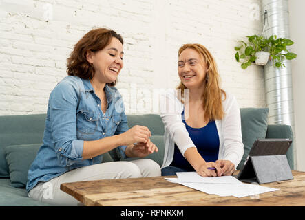 Aktive junge kreative Unternehmerinnen zusammen arbeiten als Freelancer in neues Projekt auf dem Laptop an coolen Urban in Start up Small Business Unternehmer Stockfoto