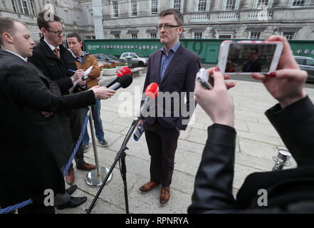 Sinn Fein Brexit Sprecher David Cullinane während einer Pressekonferenz zu geben die partyÕs Antwort der Regierung auf die Veröffentlichung der Rückzug des Vereinigten Königreichs aus der Europäischen Union (Bestimmungen) Bill 2019 in Leinster House in Dublin zu aktualisieren. Stockfoto