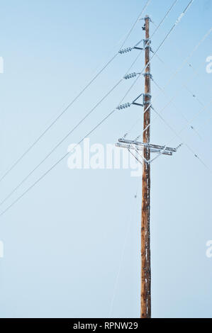 Strommast bedeckt in Frost Stockfoto