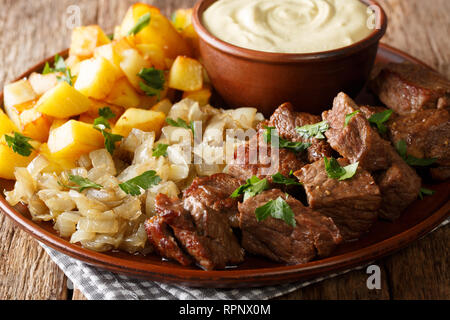 Rindfleisch Rydberg mit geschmorten Zwiebeln und Bratkartoffeln mit Senfsauce close-up auf einem Teller auf den Tisch. horizontal, rustikalen Stil Stockfoto