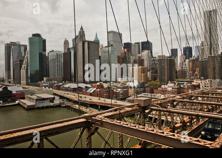 NEW YORK, NY - 27. APRIL 2011: Blick von der Brooklyn Bridge in New York City. Stockfoto