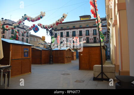 Luis Lopez Allue Platz für Weihnachten dekoriert mit vielen Weihnachten Verkäufe Positionen in Huesca an Weihnachten. Huesca Landschaften, Natur, Geschichte, Archit Stockfoto