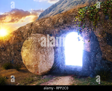 Er ist auferstanden. Kreuzigung bei Sonnenaufgang. Licht aus dem Grab Jesu. Außenansicht am Grab. Stockfoto