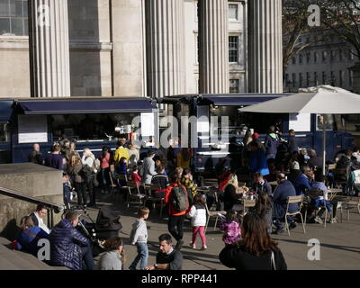 Das britische Museum, Russell Street, London, England. Sitz besetzt Bereich mit Tischen und Stühlen, die von der Nahrung Vans. Stockfoto