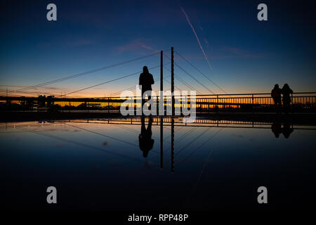 Sonnenuntergang am Rheinufer in Düsseldorf. Stockfoto