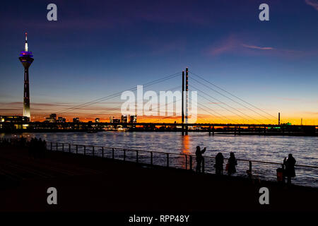 Sonnenuntergang am Rheinufer in Düsseldorf. Stockfoto