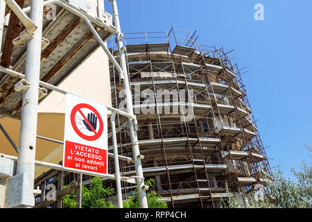Keinen Eintrag auf dem Zaun im Bau Grundstück mit Haus im Bau. Zugang zu nicht-Profis ist Zeichen Titel verboten Stockfoto