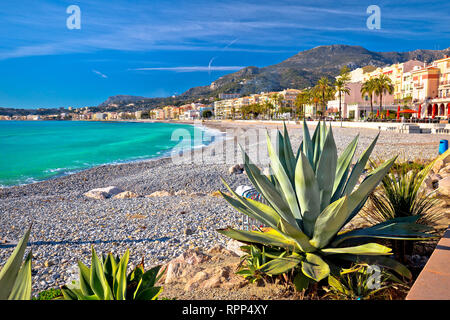 Stadt Menton Strand am Mittelmeer und mit Blick aufs Wasser, Südfrankreich. Stockfoto