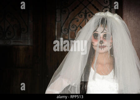 Porträt der jungen Frau das Tragen eines toten Braut Kostüm und Schädel, während der jährlichen Dia de los Muertos (Tag der Toten) Feier in Merida, Yucatán machen Stockfoto