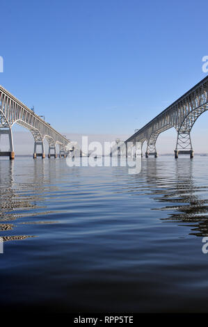 Beide Spannweiten der Chesapeake Bay Bridge in der Nähe von Annapolis Maryland. Es ist ein Blick mitten in der erstreckt sich vom Wasser aus. Stockfoto