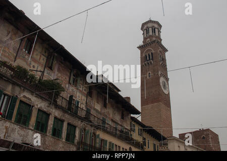 Italien, Verona - 08 Dezember 2017: Die Ansicht von Gemälden auf mazzanti Häuser und Torre dei Lamberty an der Piazza delle Erbe am 08. Dezember 2017, Veneto. Stockfoto