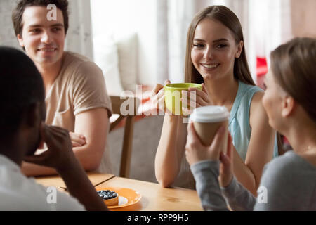 Lächelnde Frau hören sprechen Freund an Treffen im Cafe Stockfoto