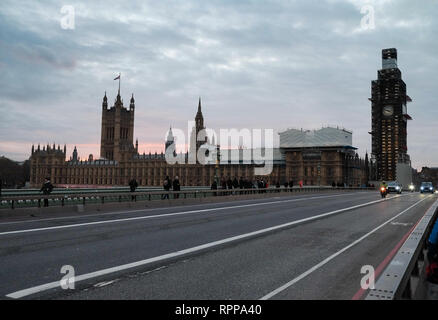 Ein Blick auf die Häuser des Parlaments mit Gerüst auf in der Dämmerung mit einem leeren Westminster Bridge nur Fern verkehr und Fußgänger angezeigt. Stockfoto