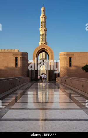 Nicht erkennbare Gläubigen geben Sie die Große Moschee von Muscat (Oman) Stockfoto